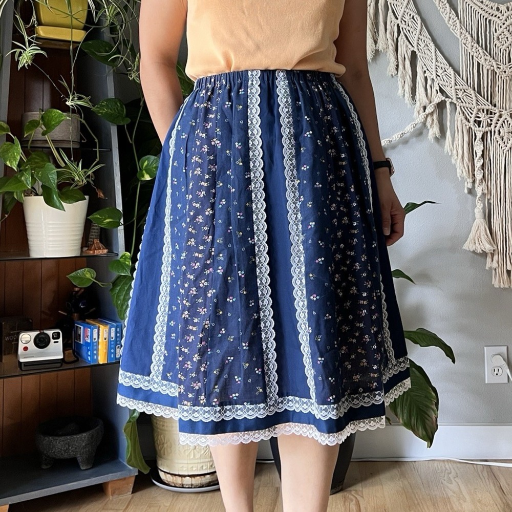 Vintage 1970s Womens Floral Lace Prairie Calico Cottagecore Skirt Gunne Style